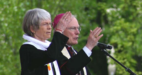 Archbishop Werner Thissen giving a blessing alongside Lutheran bishop Maria Jepsen